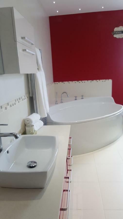 Haya Guest House Oldbury  Εξωτερικό φωτογραφία