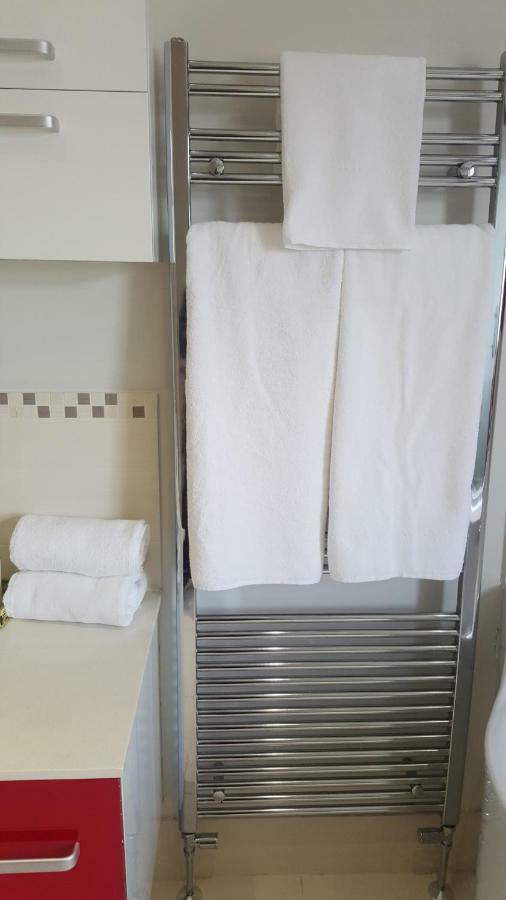 Haya Guest House Oldbury  Εξωτερικό φωτογραφία